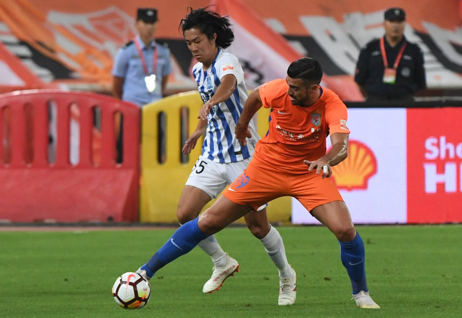 赛地聚焦：荷甲冲刺阶段热度飙升，亚特兰大门线救险，赛场秩序良好，临场指挥获称赞的简单介绍